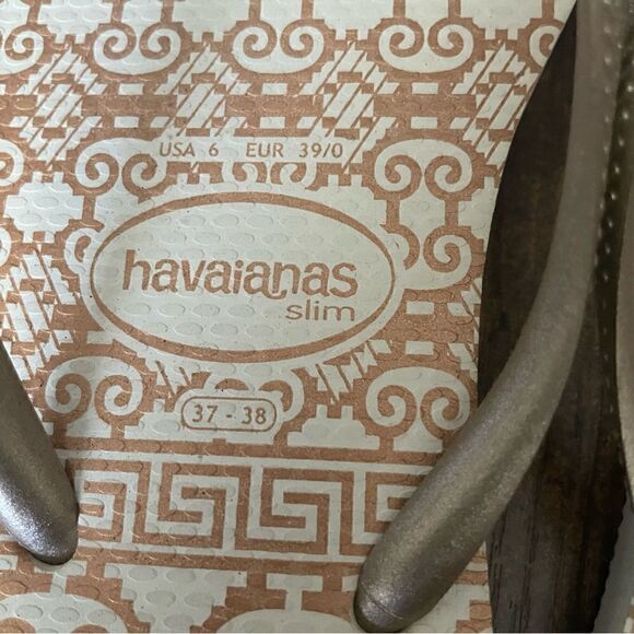 Rare-Slim Ceramic Sandals in Gold by Havaianas Size 6 NWOB - Picture 3 of 4